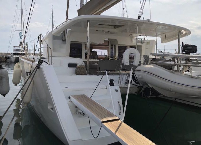 Azraq | Lagoon 450 Fly photo 23