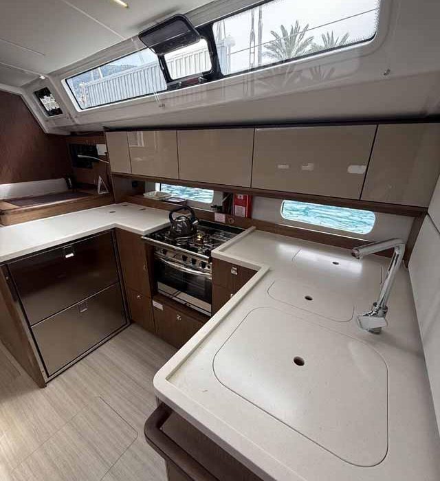 Elifozzi | Bavaria C46 photo 8