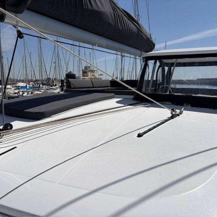 Dona | Lagoon 43 photo 2