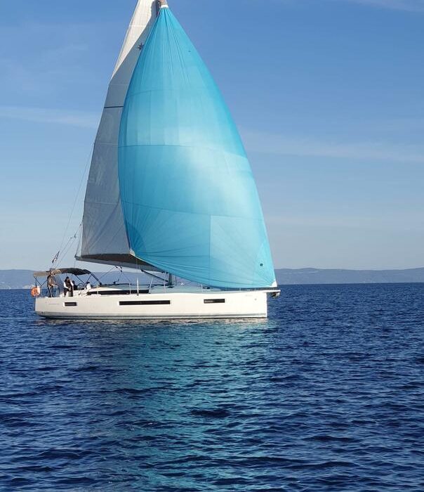 Helia (A/C, Gen. 10kVA, Electric Winch NEW 2022) | Sun Odyssey 490 photo 4