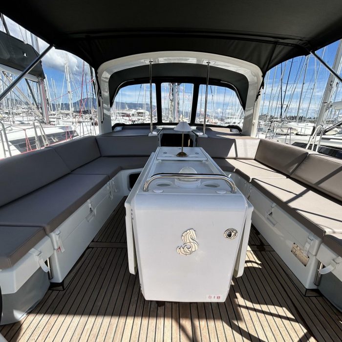 Barracuda (Refit 2026 - A/C - Generator - Electric Heads - 12 Pax) | Oceanis 51.1 photo 5