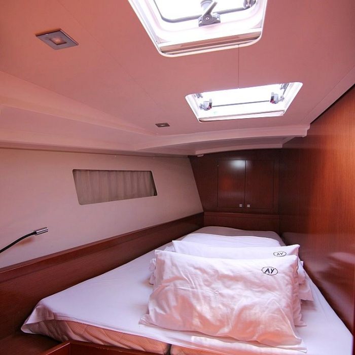 GOLDEN DREAMS | Oceanis 45 photo 9