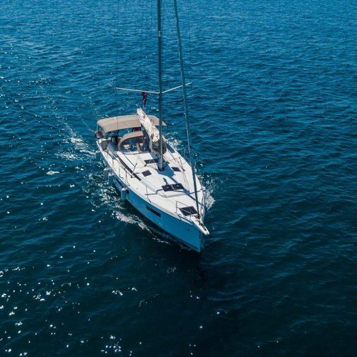 Deep Water | Sun Odyssey 440 photo 2
