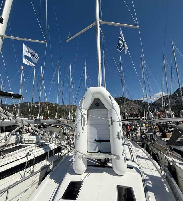 The Cat | Bavaria C38 photo 6