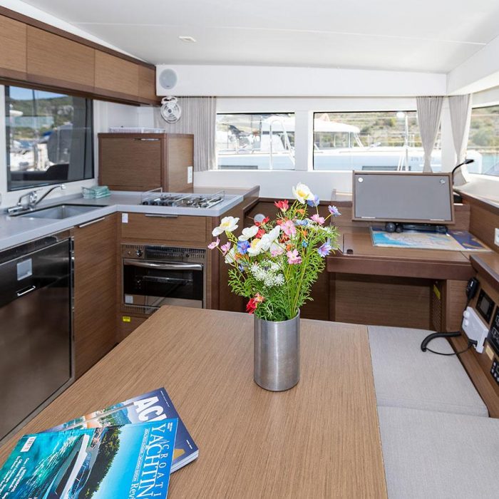 BYE BYE 2020 (air condition, generator) | Lagoon 40 photo 8