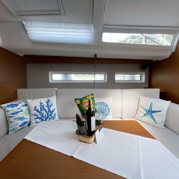 Yakamozi | Sun Odyssey 440 photo 10