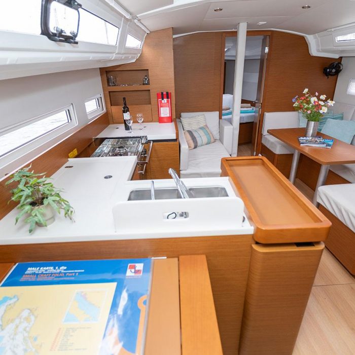 OSKAR  new 2024 (air condition, solar panels) | Sun Odyssey 410 photo 7
