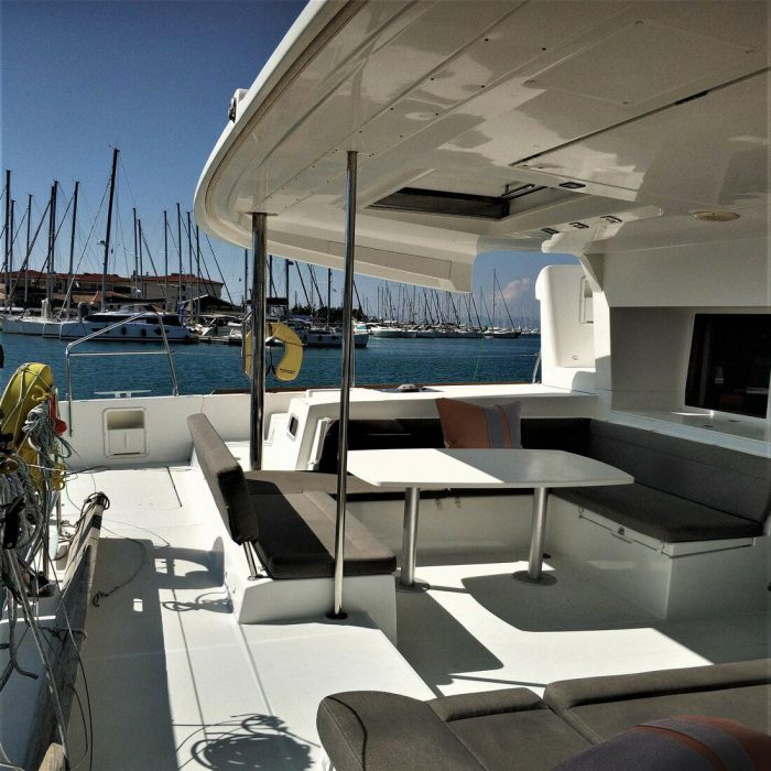 Azraq | Lagoon 450 Fly photo 16