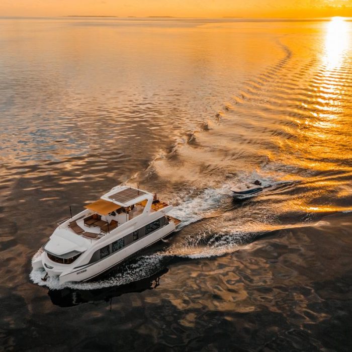 Over Reef | Power Catamaran photo 5