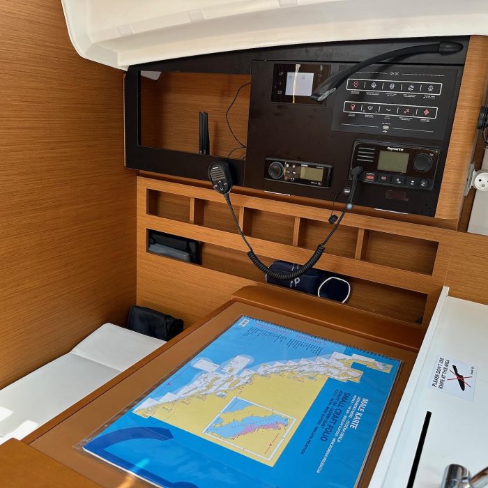 Wind Kiss | Sun Odyssey 410 photo 6