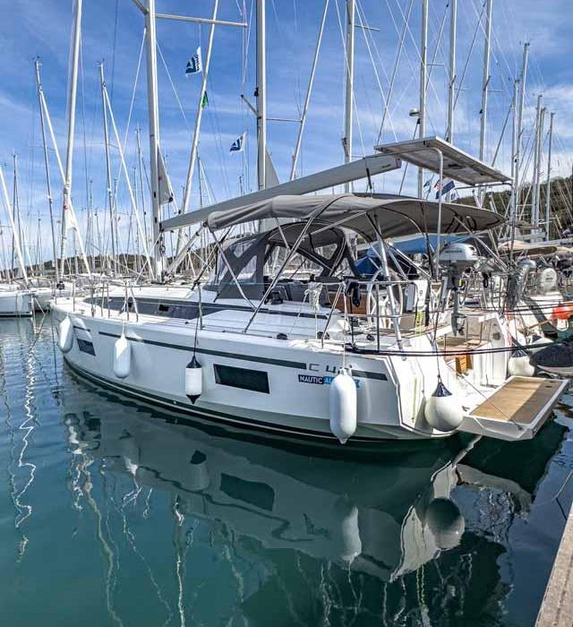 Livia | Bavaria C42 photo 2