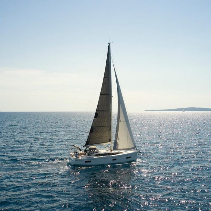 Alioth | Bavaria C38 photo 3