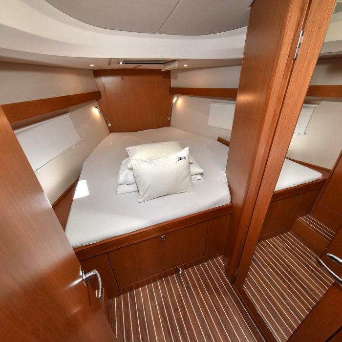 Bella | Bavaria C42 photo 38