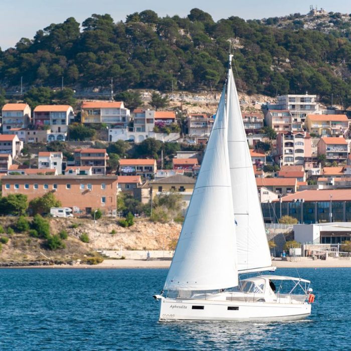 Aphrodite | Oceanis 38 photo 11