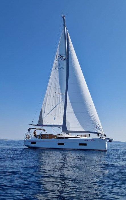 Auka | Bavaria C42 photo 4