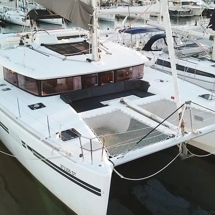 Diva | Lagoon 450 Fly photo 22