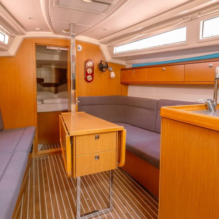 Classic | Bavaria 33 Cruiser photo 4