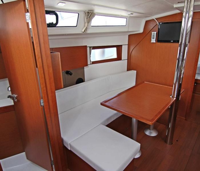Aura | Oceanis 38.1 photo 9