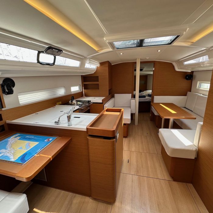 Wind Kiss | Sun Odyssey 410 photo 5
