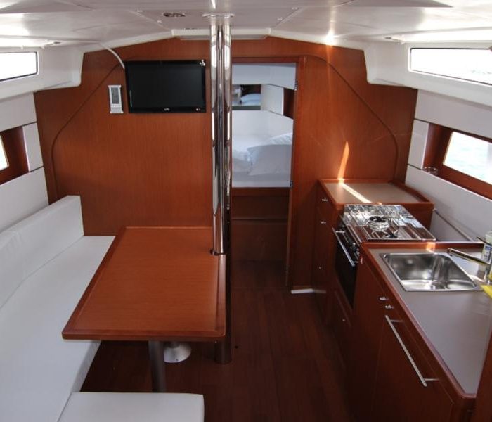 Aura | Oceanis 38.1 photo 7