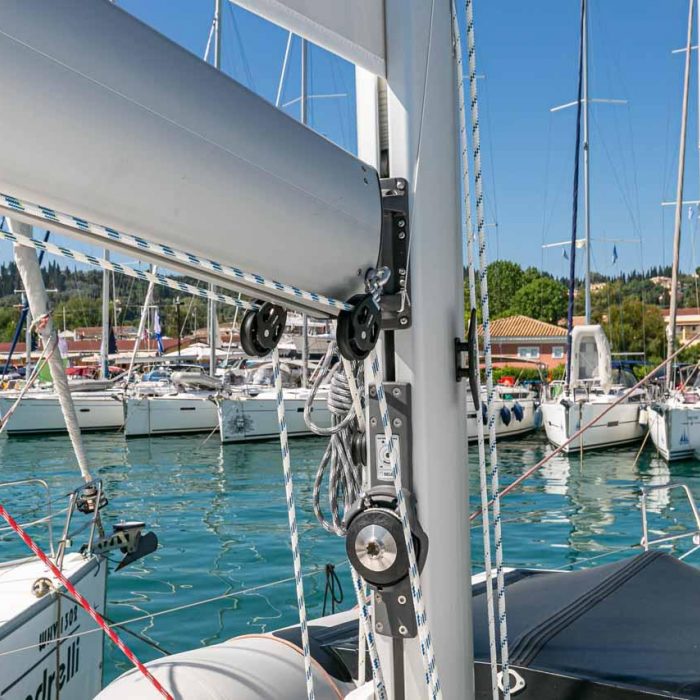 Ironic | Bavaria C42 photo 4