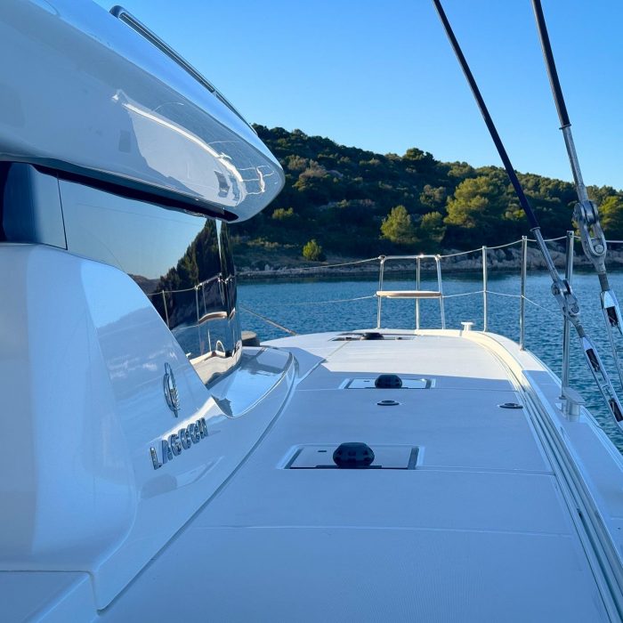 Dona | Lagoon 43 photo 1