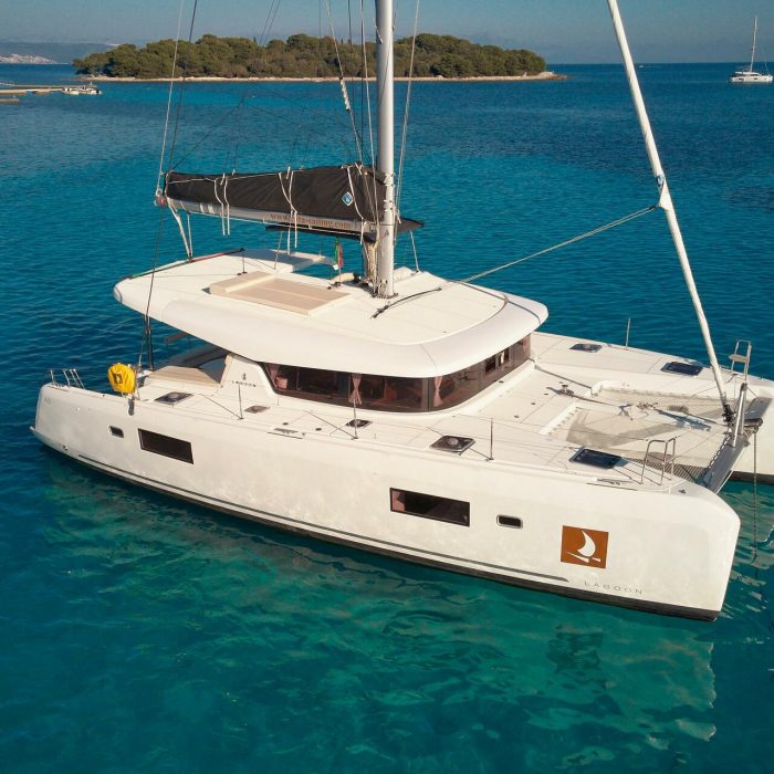 Barney | Lagoon 42 photo 3