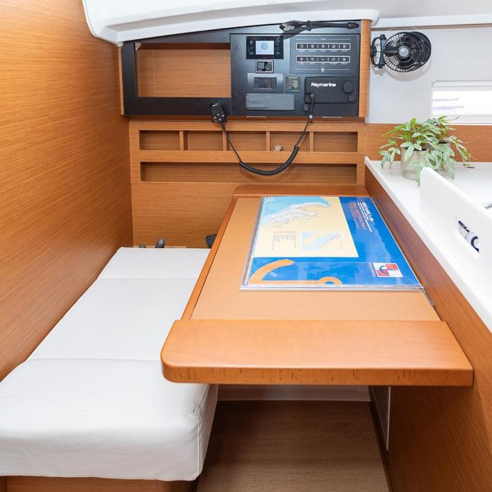 OSKAR  new 2024 (air condition, solar panels) | Sun Odyssey 410 photo 8