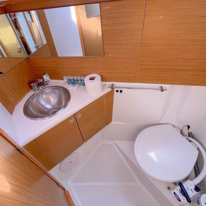 Beethoven ( with Bowthruster ,Solar Panels) | Sun Odyssey 44 i photo 14