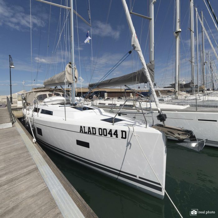 Tecla - Water maker, Solar Panel - BOTH SAILS triradial, Retractabile Bow Trust | Hanse 388 photo 1