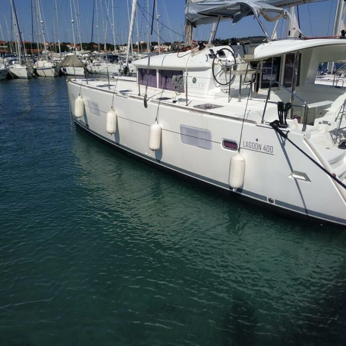 Atlantic | Lagoon 400 photo 3