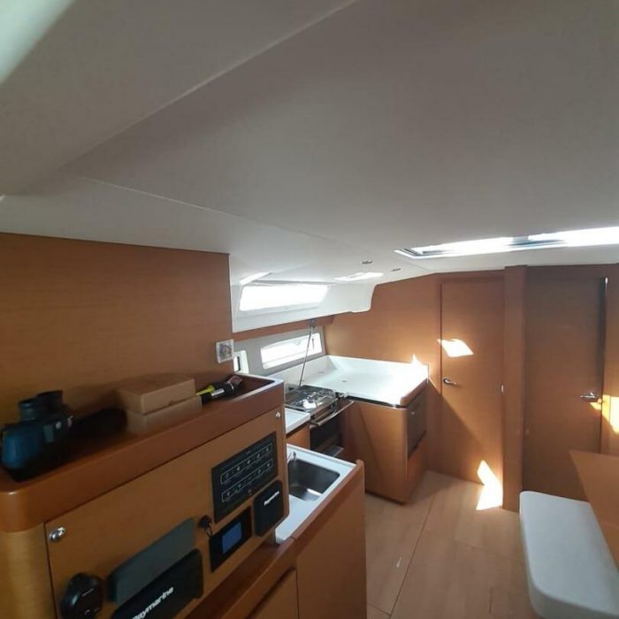 White Pearl | Sun Odyssey 490 photo 7