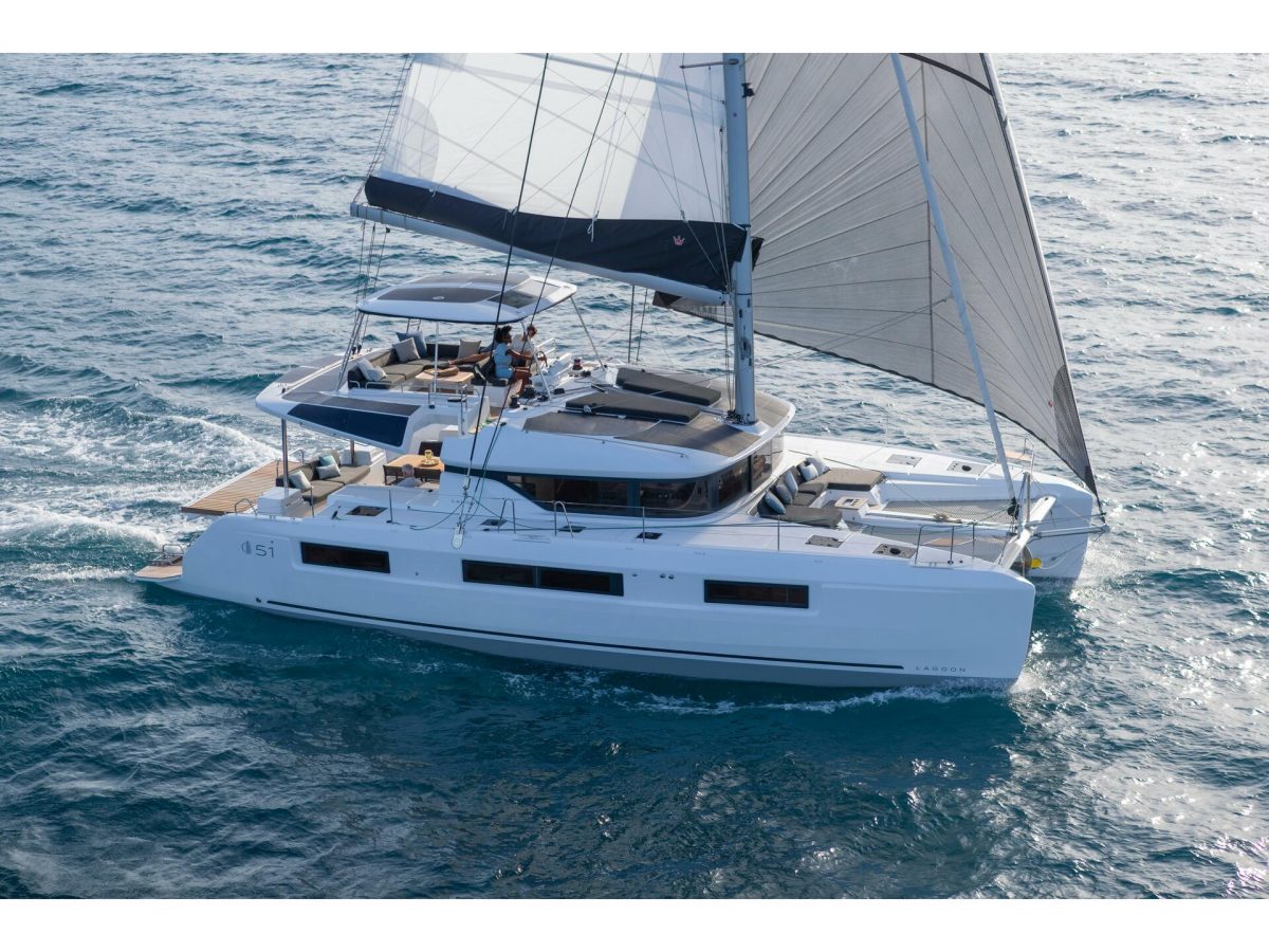 Margeo XIX (A/C, GENERATOR, WATER MAKER, ICE MAKER, HARD BIMINI TOP) | Lagoon 51