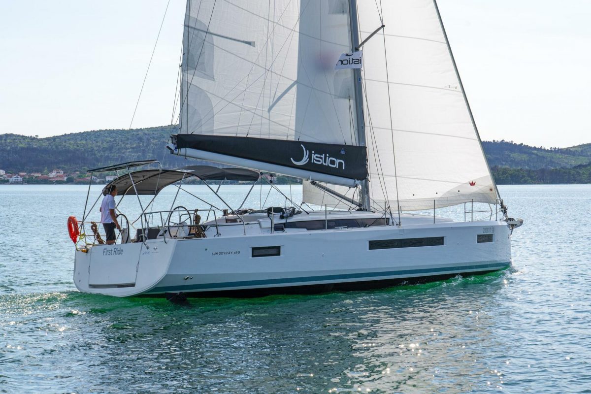 First Ride | Sun Odyssey 490