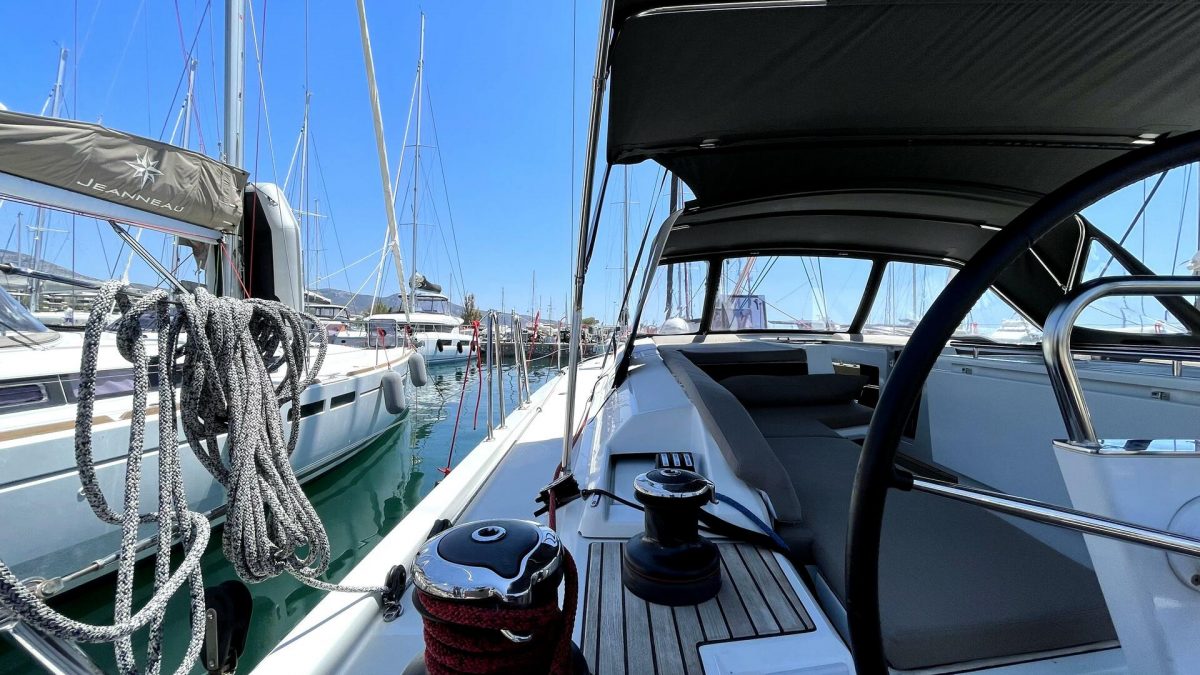 Black Swan (A/C - Generator - 12 pax) | Oceanis 51.1