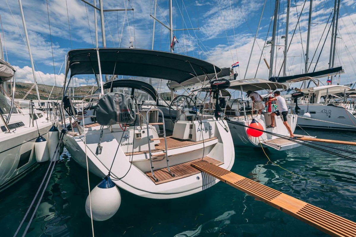 Ana B | Sun Odyssey 49i